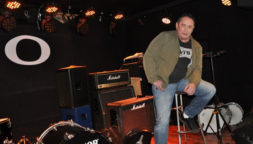 Tom Roger Olsen rigger scenen før konsert med Asle Beck. — Konserten kan sees av alle, men jeg håper folk bidrar via Vipps, sier innehaveren av Olsen på Bryn. Tom Roger Olsen rigger scenen før konsert med Asle Beck. — Konserten kan sees av alle, men jeg håper folk bidrar via Vipps, sier innehaveren av Olsen på Bryn.