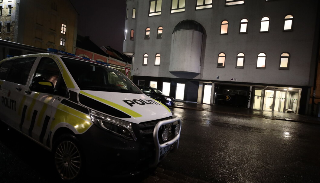 Kvinnen som bet lillefingeren av en annen kvinne under et slagsmål i en moské i Åkebergveien i Oslo i februar, er nå tiltalt for grov kroppsskade. Kvinnen som bet lillefingeren av en annen kvinne under et slagsmål i en moské i Åkebergveien i Oslo i februar, er nå tiltalt for grov kroppsskade.