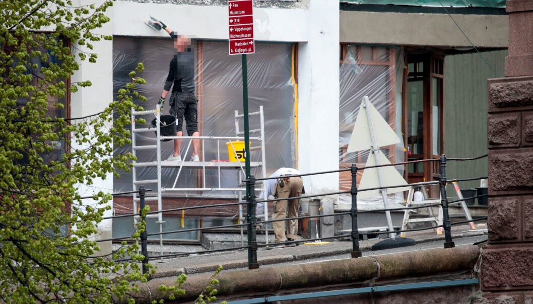 Arbeidere i full sving mens SV-leder Audun Lysbakken holdt sin nettoverførte 1. mai-tale et steinkast unna på Youngstorget Arbeidere i full sving mens SV-leder Audun Lysbakken holdt sin nettoverførte 1. mai-tale et steinkast unna på Youngstorget