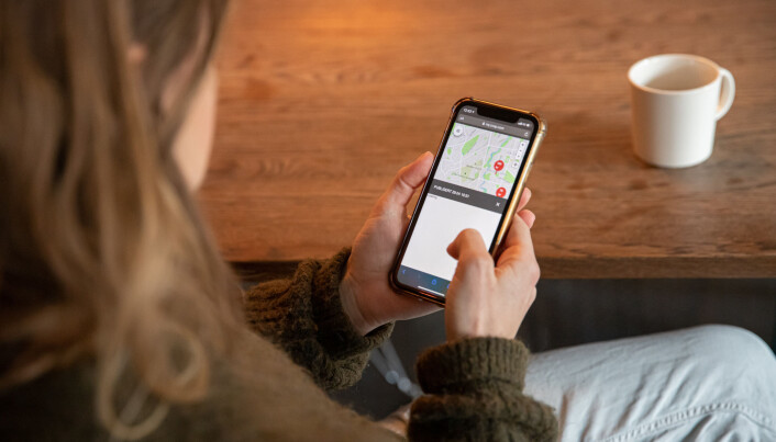Via telefonen plukker Ellinor Caspersen ut et oppdrag som passer for henne. Via telefonen plukker Ellinor Caspersen ut et oppdrag som passer for henne.