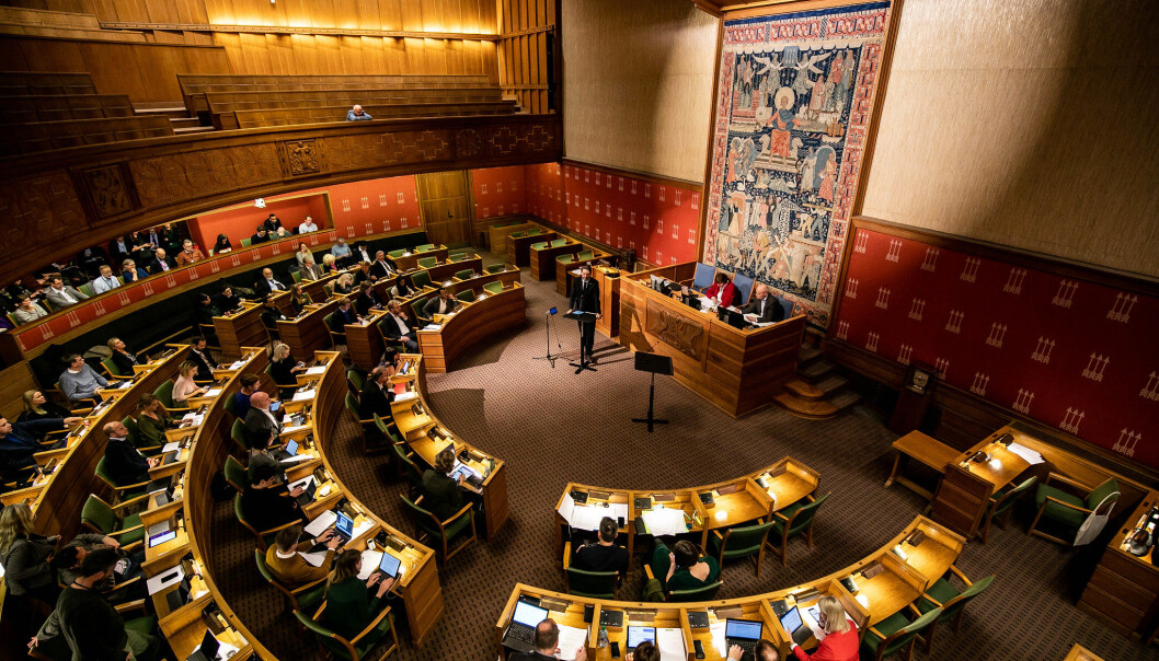 Heltidspolitikere i bystyret tjener 899.077 kroner årlig, mens ordfører og byrådsleder får 1,4 millioner. Nå fryses politikerlønningene i Oslo. Heltidspolitikere i bystyret tjener 899.077 kroner årlig, mens ordfører og byrådsleder får 1,4 millioner. Nå fryses politikerlønningene i Oslo.