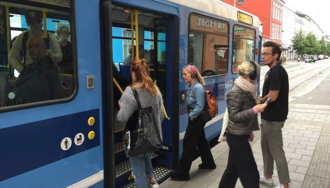 For å hindre at folk trykker på samme knapp og sprer smitte, åpner nå dørene av seg selv på Oslos trikker. For å hindre at folk trykker på samme knapp og sprer smitte, åpner nå dørene av seg selv på Oslos trikker.