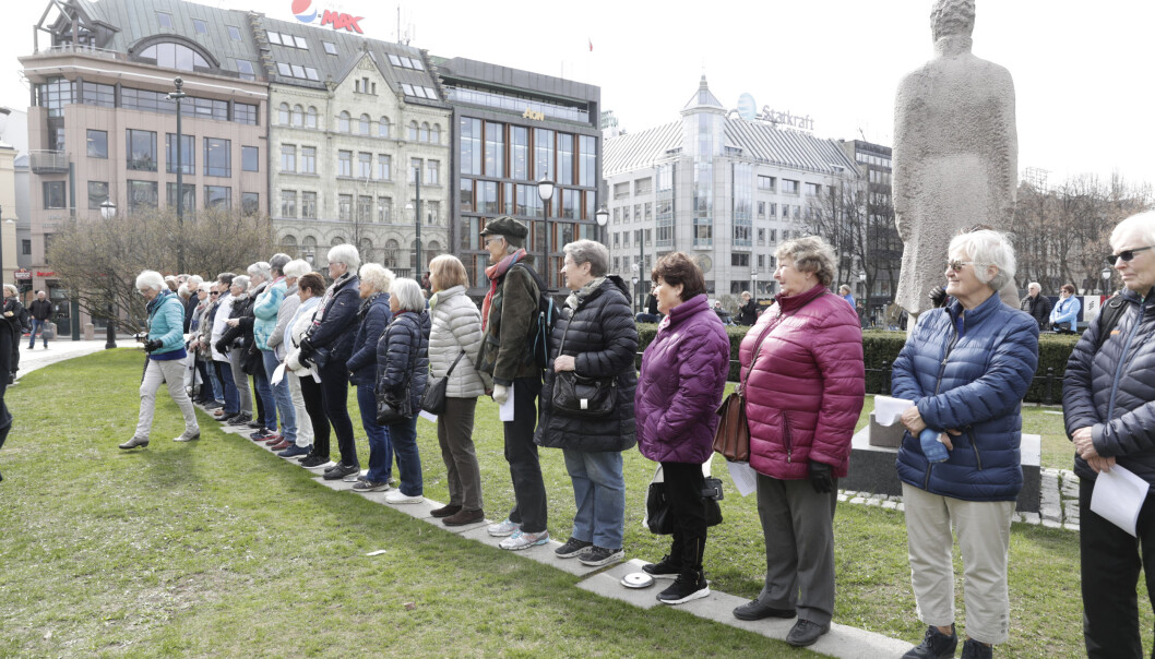 Eldrekonvensjonen holder en markering utenfor Stortinget mot likegyldighet i eldreomsorgen. Eldrekonvensjonen holder en markering utenfor Stortinget mot likegyldighet i eldreomsorgen.