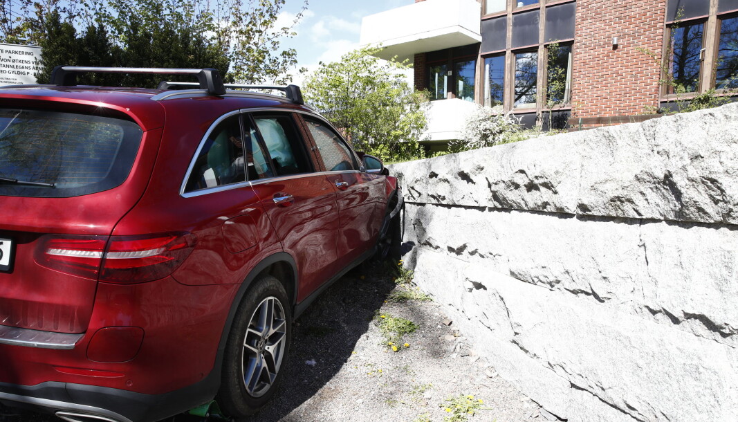 Bilen fikk en del skader etter å ha kjørt inn i muren, og airbagene ble utløst. Bilen fikk en del skader etter å ha kjørt inn i muren, og airbagene ble utløst.
