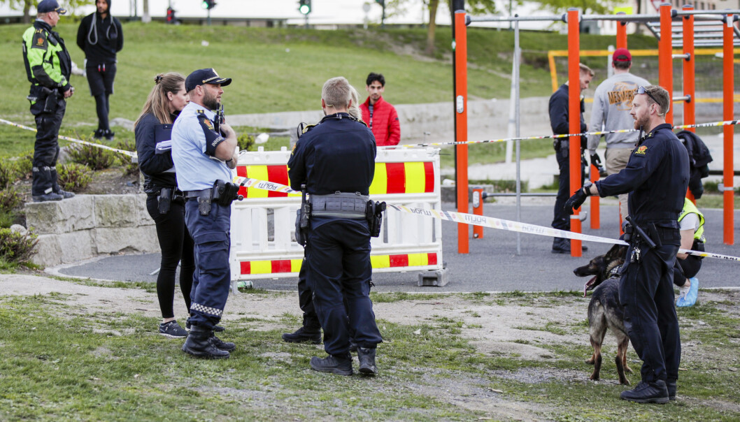 Politiet på stedet der knivstikkingen skjedde. Politiet på stedet der knivstikkingen skjedde.
