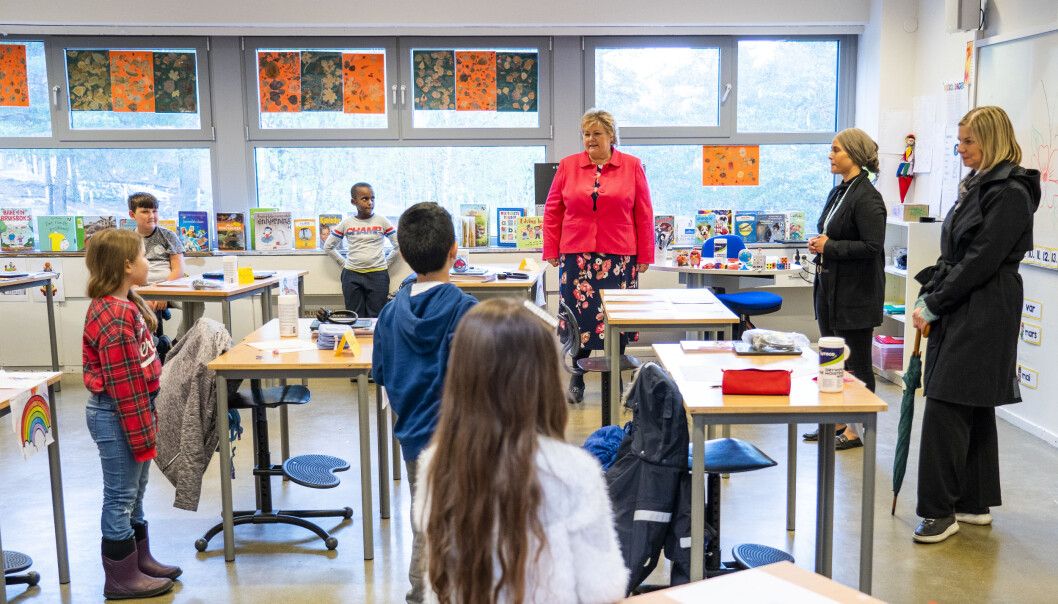 Statsminister Erna Solberg (H) og kunnskapsminister Guri Melby (V) besøker klasse 2B med lærer Figen Demirci på Ellingsrudåsen skole. Nå kan skolen åpne for alle elever allerede neste uke. Statsminister Erna Solberg (H) og kunnskapsminister Guri Melby (V) besøker klasse 2B med lærer Figen Demirci på Ellingsrudåsen skole. Nå kan skolen åpne for alle elever allerede neste uke.