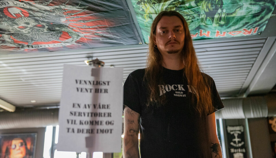 – Er dette skiltet vanskelig å forstå? spør bartender Kristian Larsen hos Rock In på Grønland.
