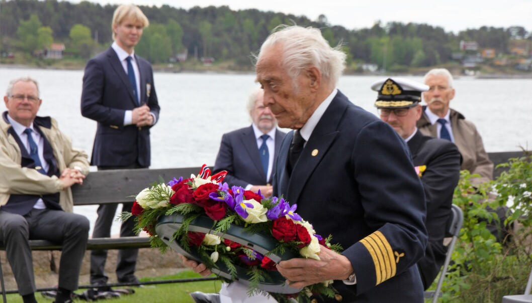 Maskinsjef Ansgar Sletteberg legger ned en krans ved krigsseilermonumentet. Maskinsjef Ansgar Sletteberg legger ned en krans ved krigsseilermonumentet.