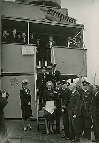 Margit Johnsen får British Empire Medal – korrekt antrukket. Margit Johnsen får British Empire Medal – korrekt antrukket.