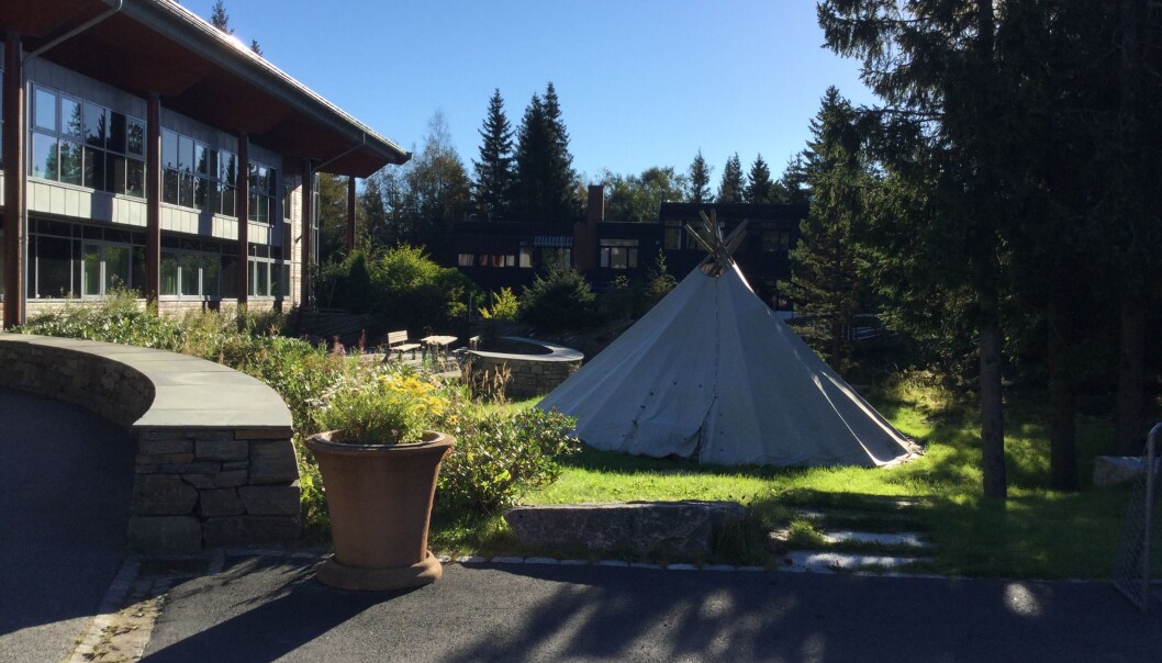 Voksentoppen skole er en ungdomsskole på Tryvann. Voksentoppen skole er en ungdomsskole på Tryvann.