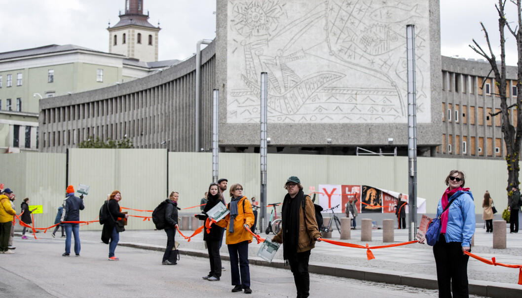 Aksjonister dannet en lenke av folk fra Y-blokka til Stortinget for å få politikerne til å redde bygningen som er vedtatt revet. Aksjonister dannet en lenke av folk fra Y-blokka til Stortinget for å få politikerne til å redde bygningen som er vedtatt revet.