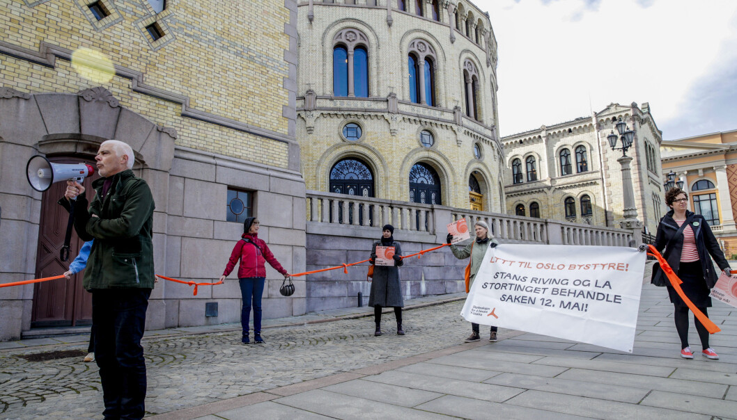 SVs Petter Eide holder appell foran Stortinget tirsdag morgen der han senere også ber politikerne utsette rivingen av bygget til saken er behandlet i tingretten. SVs Petter Eide holder appell foran Stortinget tirsdag morgen der han senere også ber politikerne utsette rivingen av bygget til saken er behandlet i tingretten.
