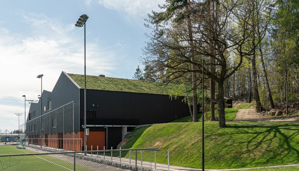 Den nye flerbrukshallen ligger sentralt til i Ullern idrettspark ved den eksisterende kunstgressbanen.