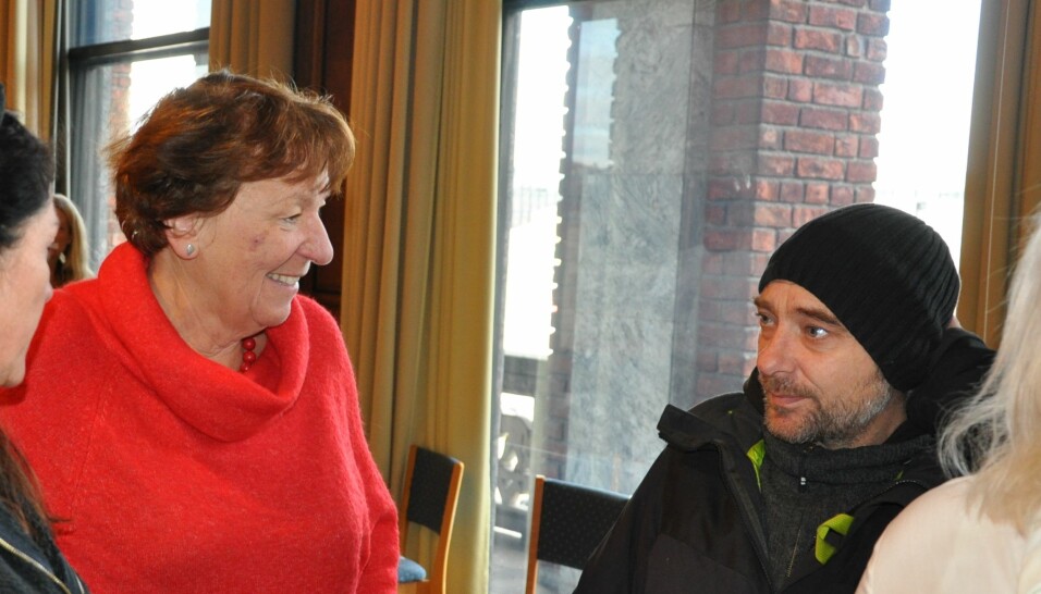 Ordfører Marianne Borgen (SV) da birøkter Lars Johan Mortensen i Jobben før jul forsøkte å overtale rødgrønne politikere til å ikke kutte i tiltaket.