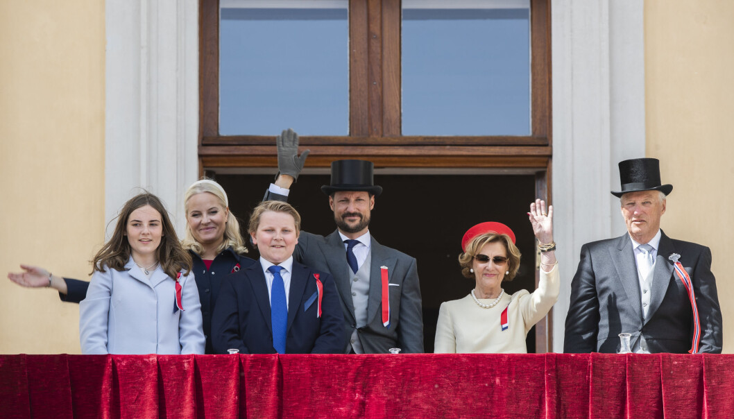 Kongefamilien vinker til barnetoget fra slottsbalkongen 17. mai i fjor. Kongefamilien vinker til barnetoget fra slottsbalkongen 17. mai i fjor.