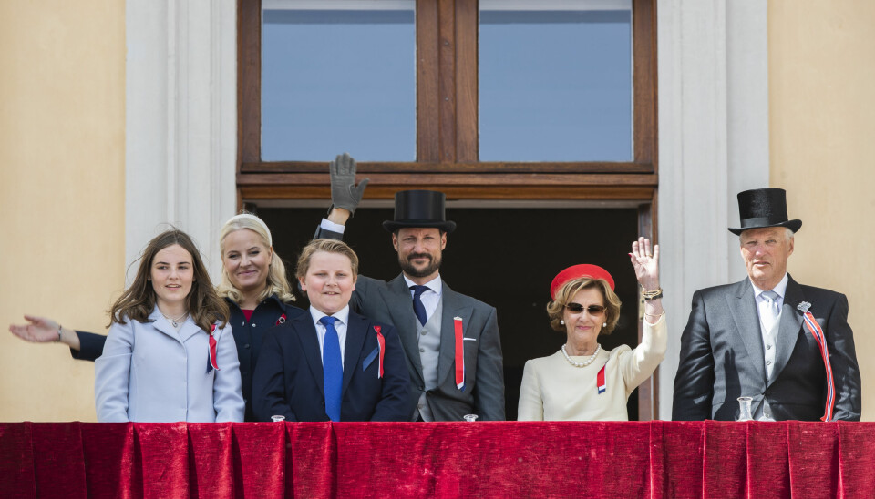 Kongefamilien vinker til barnetoget fra slottsbalkongen 17. mai i fjor.