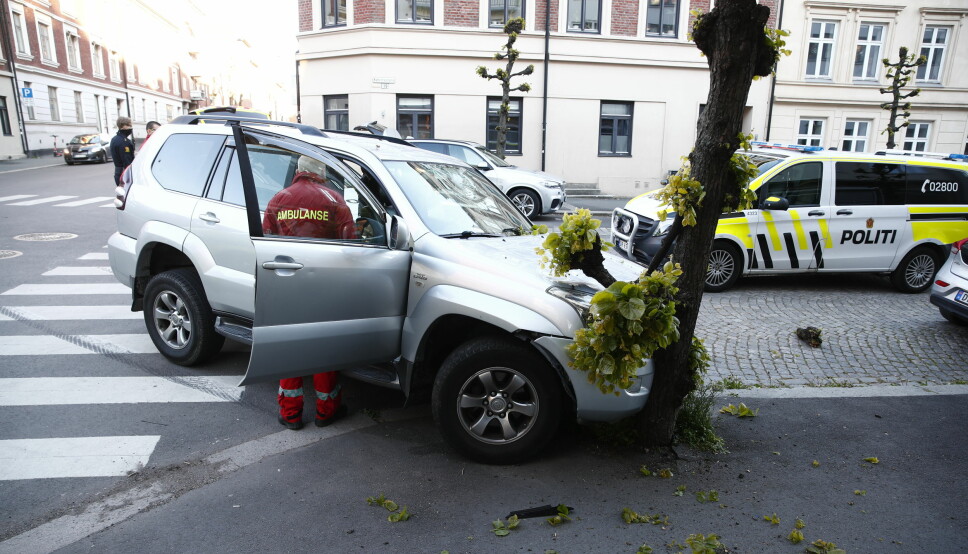 Politiet har kontroll på føreren av en stjålet bil og en medpassasjer etter at bilen krasjet med et tre i Oslo fredag kveld.