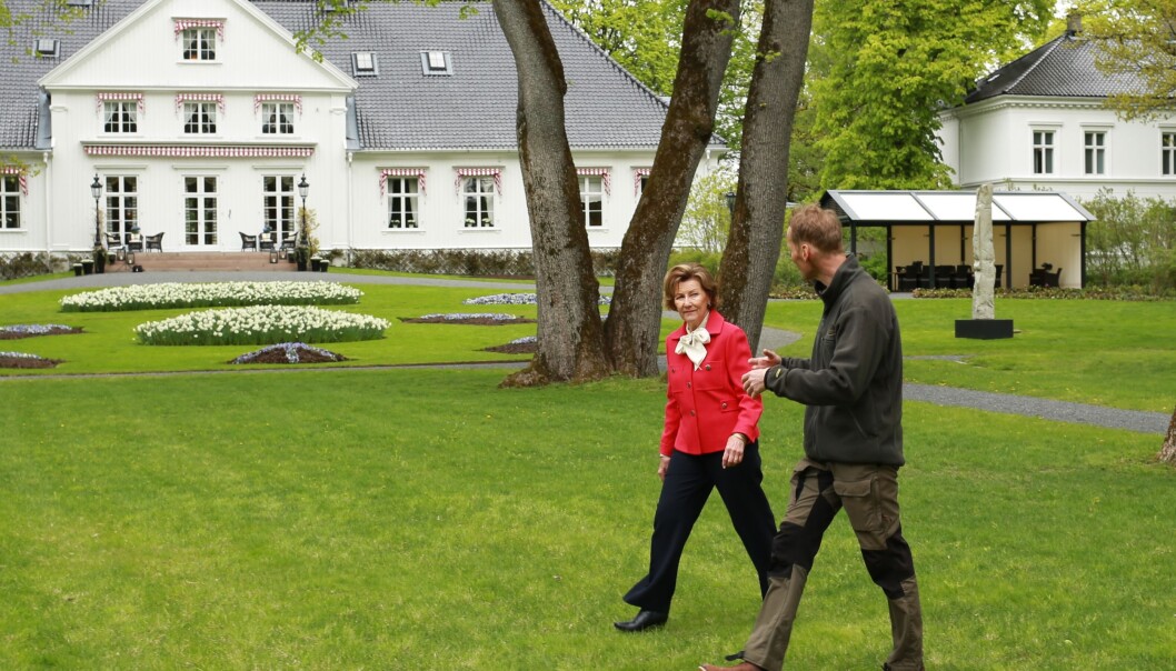 Dronning Sonja og Jan Høvo, gartner ved Det kongelige hoff, rusler rundt i hagen på Bygdøy kongsgård. Dronning Sonja og Jan Høvo, gartner ved Det kongelige hoff, rusler rundt i hagen på Bygdøy kongsgård.