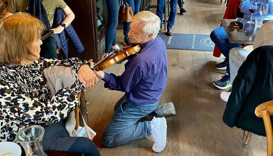83 år gamle Arve Tellefsen overrasket gjestene med konsert og rocka stil på Frogner-restauranten Vineria Ventidue 16. mai.