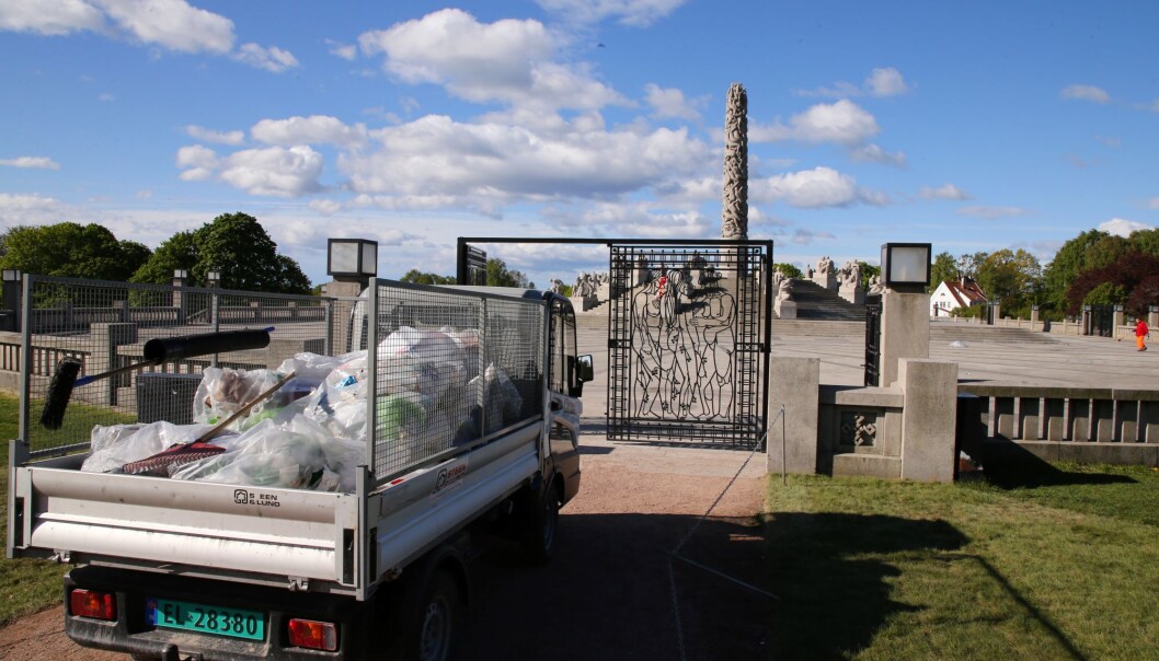 Plastsekker med søppel og glasskår var fasit etter at mellom 500 og 1.000 russ festet i Frognerparken natt til 17. mai. Plastsekker med søppel og glasskår var fasit etter at mellom 500 og 1.000 russ festet i Frognerparken natt til 17. mai.