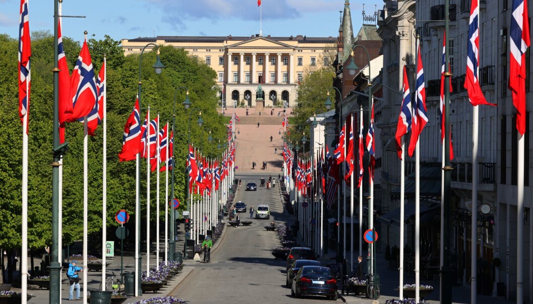 Her skulle det vært fullt av glade barn og jublende tilskuere. 17. mai 2020 var Karl Johans gate pyntet og nesten folketom. Her skulle det vært fullt av glade barn og jublende tilskuere. 17. mai 2020 var Karl Johans gate pyntet og nesten folketom.