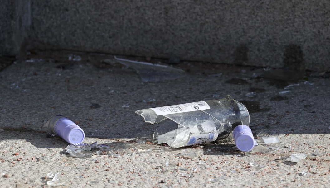 Mye knust glass, russekort og annen søppel lå igjen i Frognerparken etter russens festing. Mye knust glass, russekort og annen søppel lå igjen i Frognerparken etter russens festing.