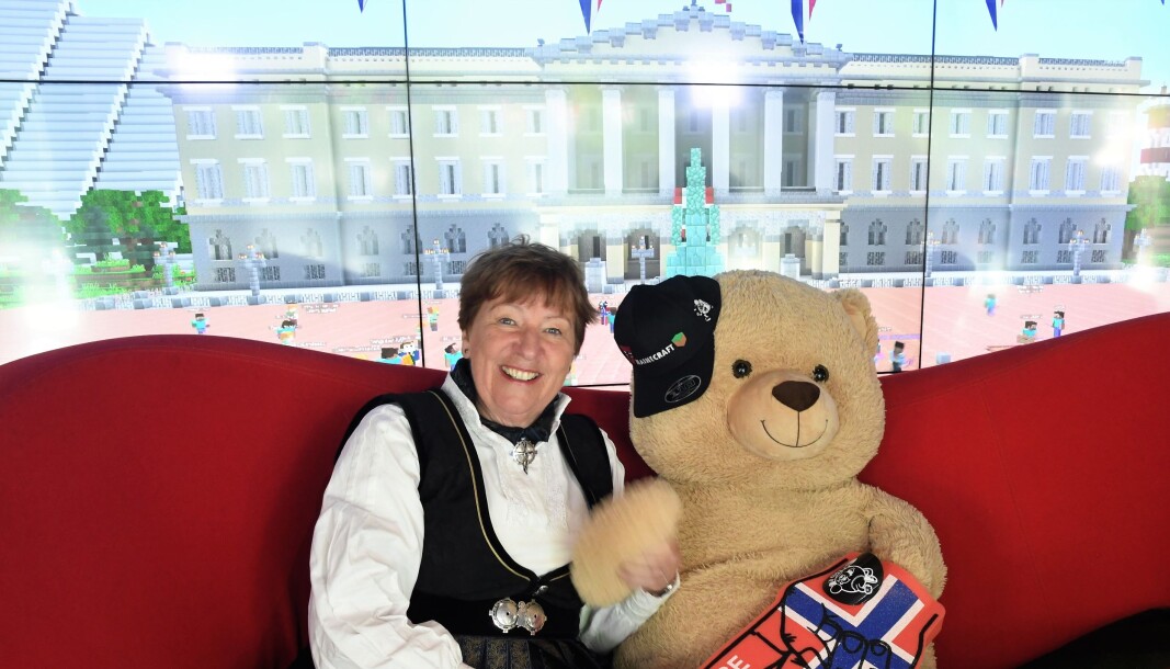 Ordfører Marianne Borgen og Bamse foran en virtuell versjon av Slottet og Slottsplassen i spillet Minecraft. Ordfører Marianne Borgen og Bamse foran en virtuell versjon av Slottet og Slottsplassen i spillet Minecraft.