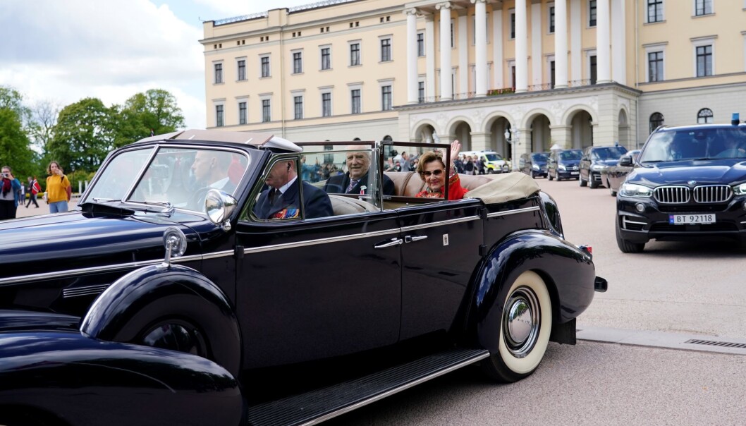 Kongen og Dronningen på vei gjennom Oslo i A-1 en Buick Roadmaster fra 1939. Kongen og Dronningen på vei gjennom Oslo i A-1 en Buick Roadmaster fra 1939.