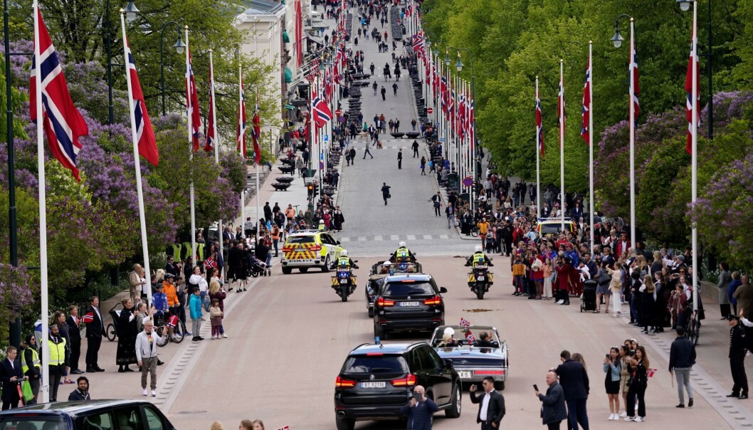 Overraskende mange fikk oppleve kongefamilien i åpne biler ned Karl Johans gate fra Slottet. Overraskende mange fikk oppleve kongefamilien i åpne biler ned Karl Johans gate fra Slottet.