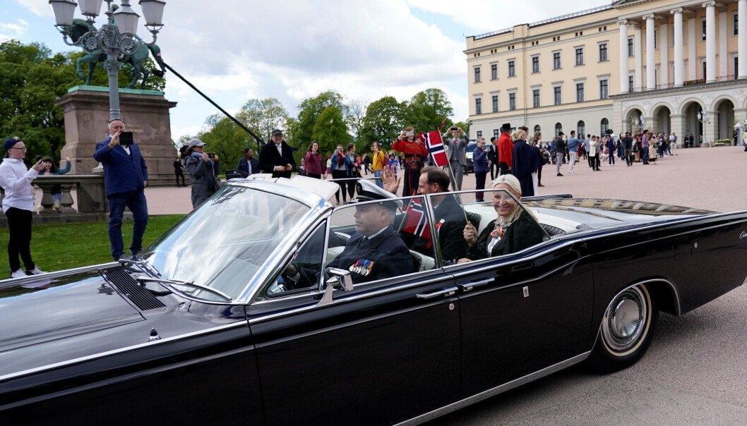 Kronprins Haakon og kronprinsesse Mette-Marit i A-5, en Lincoln Continental fra 1966 Kronprins Haakon og kronprinsesse Mette-Marit i A-5, en Lincoln Continental fra 1966