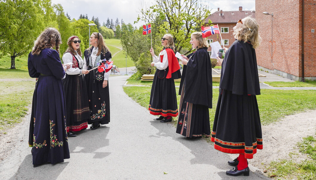 17. mai klokken 13 gjorde mobildata`ene fra Telenor et hopp. Denne bunadskledde venninnegjengen stoppet opp i Torshovdalen for å synge nasjonalsangen. 17. mai klokken 13 gjorde mobildata`ene fra Telenor et hopp. Denne bunadskledde venninnegjengen stoppet opp i Torshovdalen for å synge nasjonalsangen.