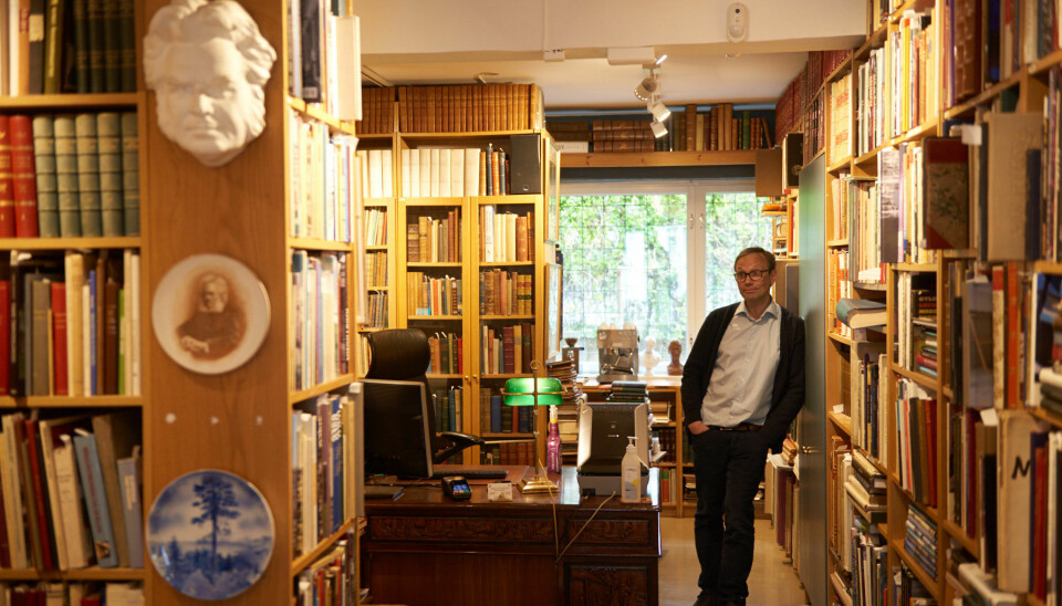 Hylle på hylle med bøker står ordnet i antikvariatet på Bislett.