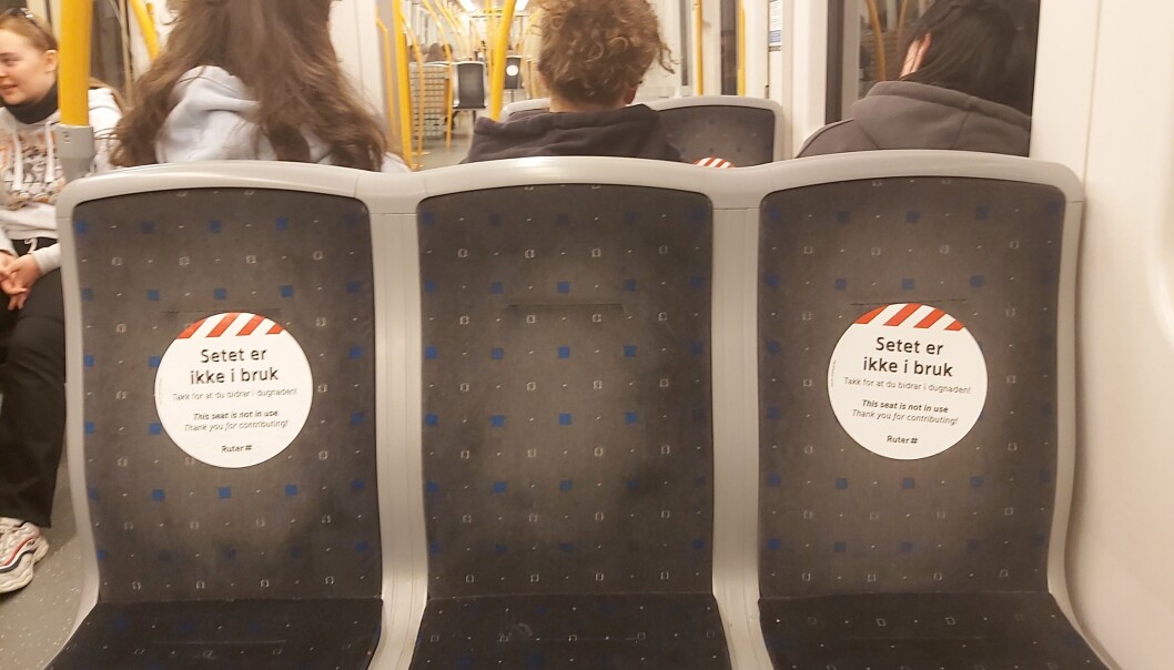 T-banen har klistremerker på seteryggene for å hindre folk i å bruke plassene. T-banen har klistremerker på seteryggene for å hindre folk i å bruke plassene.