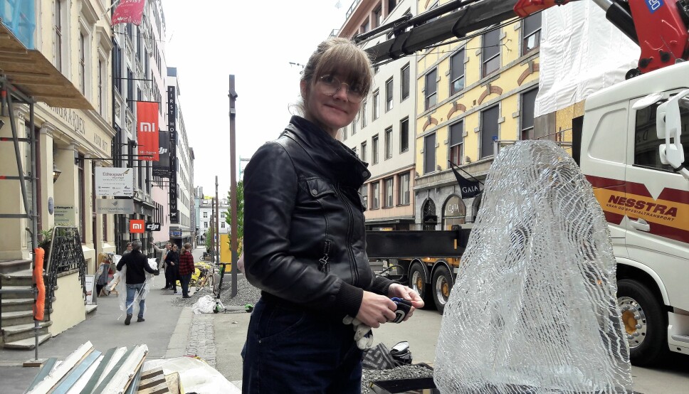 — Nå bruser det skikkelig i kroppen, sa kunstner Linn Lervik da hun fikk se sin og Farhd Kalantarys spennende skulptur Stein for første gang på plass
