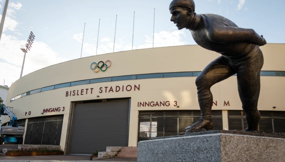Nye Bislett stadion, med statuen av Knut 'Kuppern' Johannesen i forgrunnen.