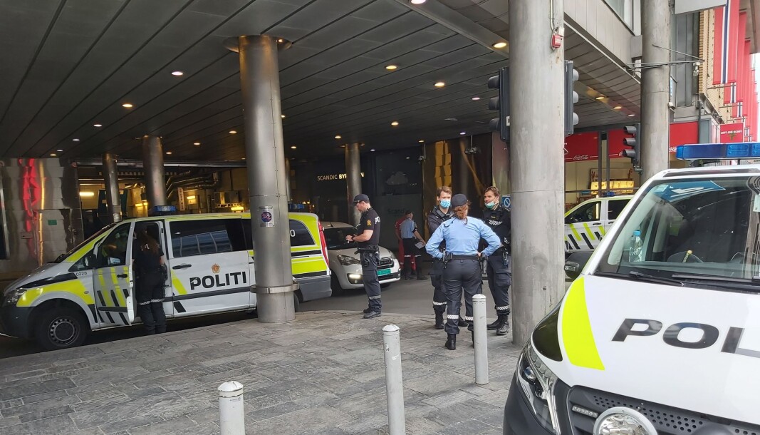 Ingen er pågrepet ennå for knivstikkingen på Oslo S. Politiet er på stedet. Ingen er pågrepet ennå for knivstikkingen på Oslo S. Politiet er på stedet.