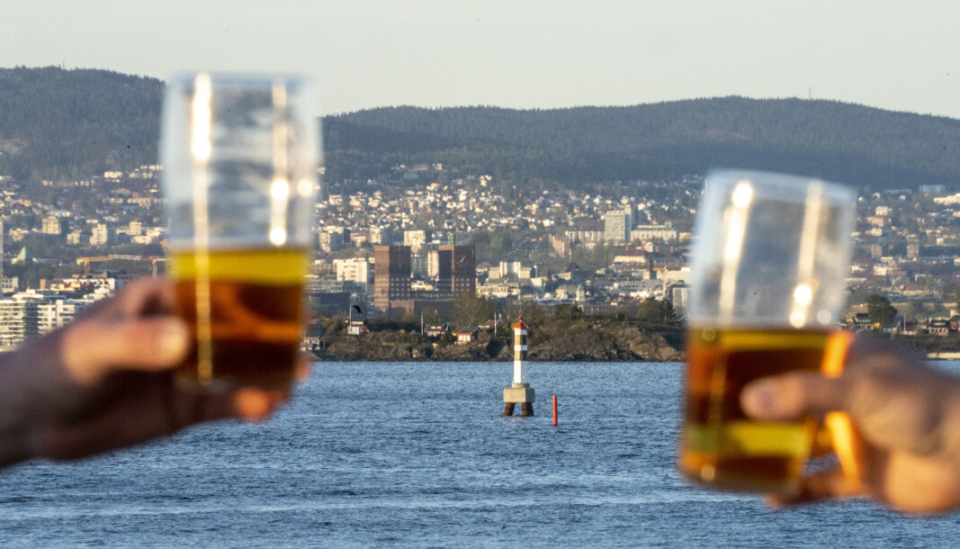Da kranene i Oslo var stengt, måtte man dra til Nesodden for å ta en utepils. Signalen pub på Nesoddtangen serverer derfor ekstra mange halvlitere i finværet til ølturister fra Oslo. Da kranene i Oslo var stengt, måtte man dra til Nesodden for å ta en utepils. Signalen pub på Nesoddtangen serverer derfor ekstra mange halvlitere i finværet til ølturister fra Oslo.
