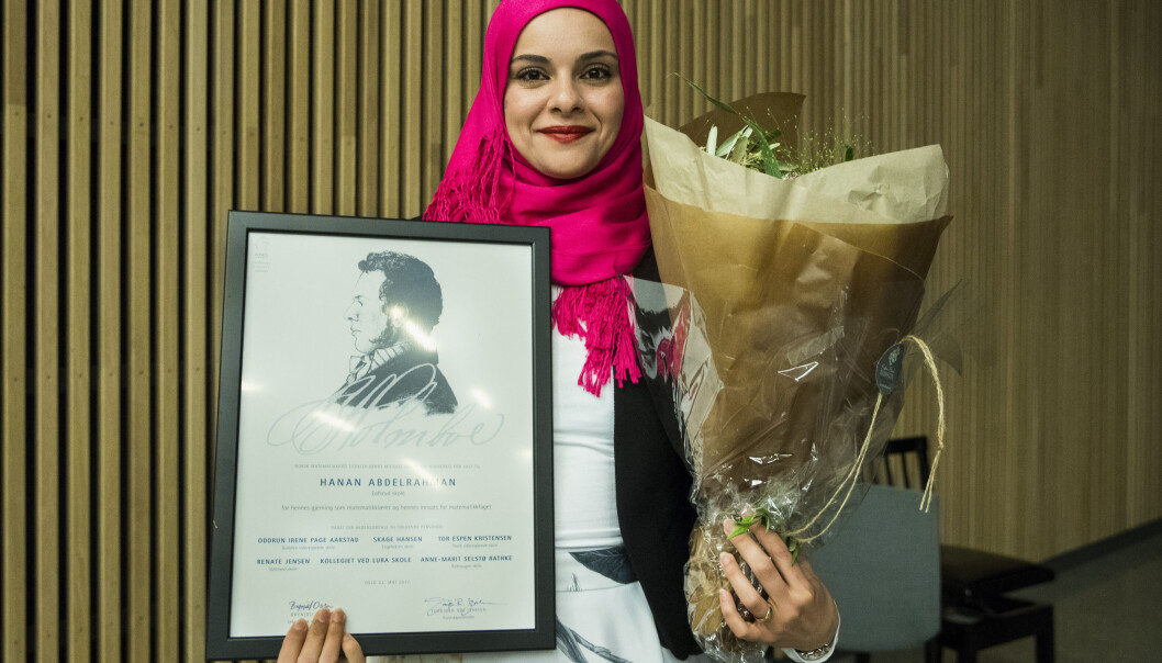Matematikklærer Hanan Mohamed Abdelrahman som jobber på Lofsrud ungdomsskole mottar Holmboeprisen, til fremme for god undervisning innen matematikk. Matematikklærer Hanan Mohamed Abdelrahman som jobber på Lofsrud ungdomsskole mottar Holmboeprisen, til fremme for god undervisning innen matematikk.