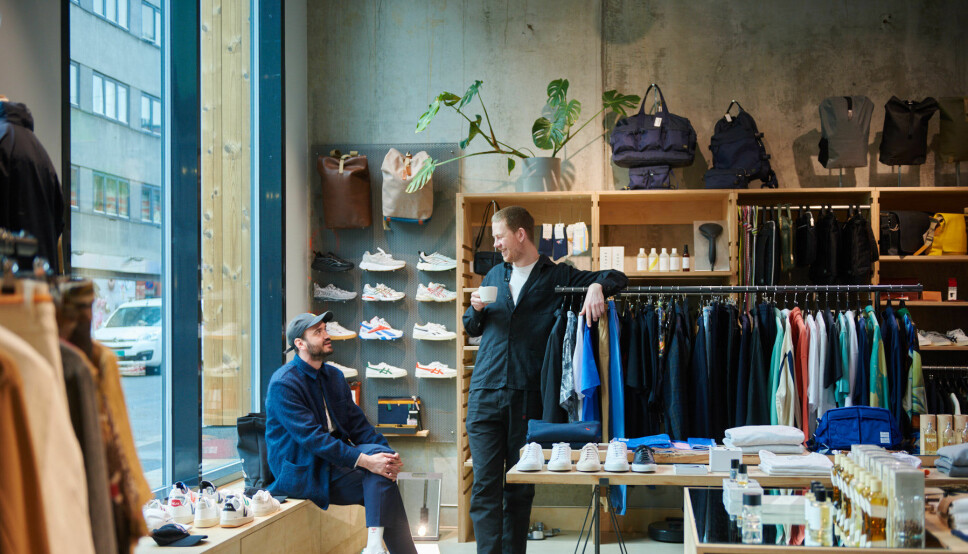 Butikksjef hos Dapper, Anders Mageli (med kaffe i hånda), snakker med medeier og innkjøper Erlend Simensen.