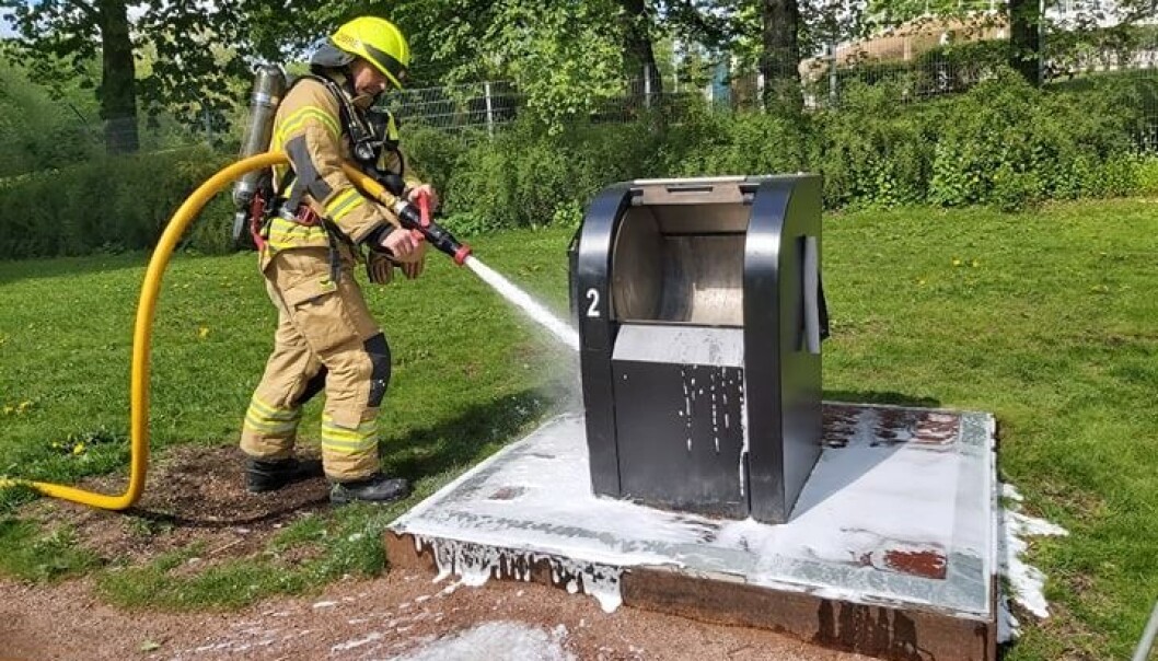 Mandag ettermiddag måtte brannvesenet rykke ut til Frognerparken der en søppeldunk hadde tatt fyr. Mandag ettermiddag måtte brannvesenet rykke ut til Frognerparken der en søppeldunk hadde tatt fyr.