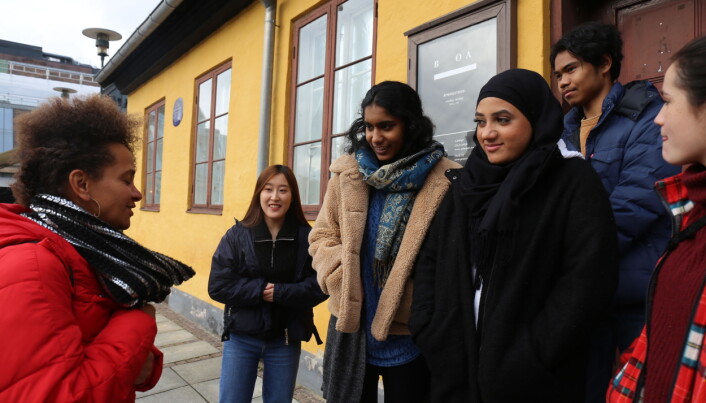 PTAB møtte den kenyanske kunstneren Syowia Kyambi i forbindelse med hennes gjestekunstner-opphold i Oslo. PTAB møtte den kenyanske kunstneren Syowia Kyambi i forbindelse med hennes gjestekunstner-opphold i Oslo.
