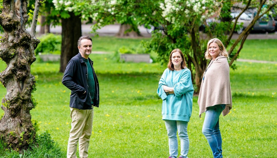 Sofienberg-foreldrene Stian Schjelderup og Helen Rist. Samt rektor Øyvor Skofteland (t.h) drømmer om at elevene ved skolen i framtida kan ta i bruk Sofienbergparken som skolegård.