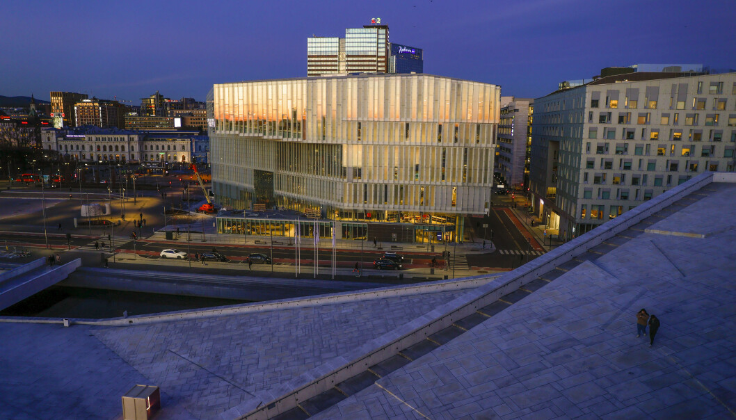 Deichman bibliotek i Bjørvika ligger klemt mellom Operaen og Oslo S. Deichman bibliotek i Bjørvika ligger klemt mellom Operaen og Oslo S.