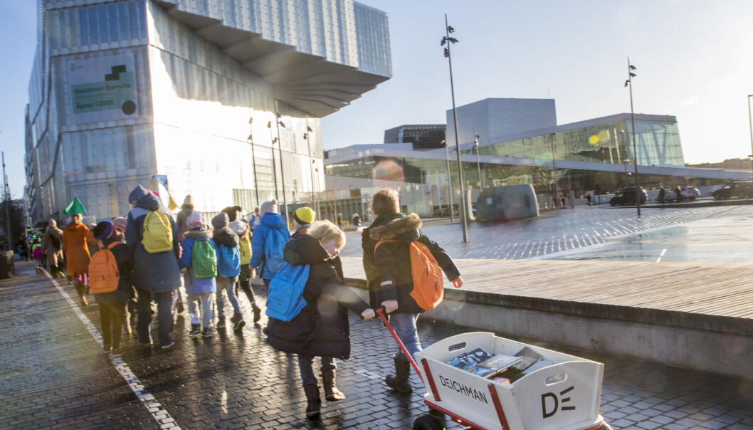 Rundt 1.000 barn hjalp til med å flytte 7.000 bøker fra det gamle biblioteket til nye Deichman Bjørvika i januar. Rundt 1.000 barn hjalp til med å flytte 7.000 bøker fra det gamle biblioteket til nye Deichman Bjørvika i januar.