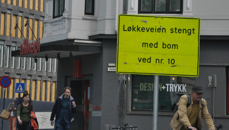 Ved avkjøring til Løkkeveien fra Henriks Ibsens gate står det midlertidige skiltet. Nå kan det kanskje bli stående i flere år.