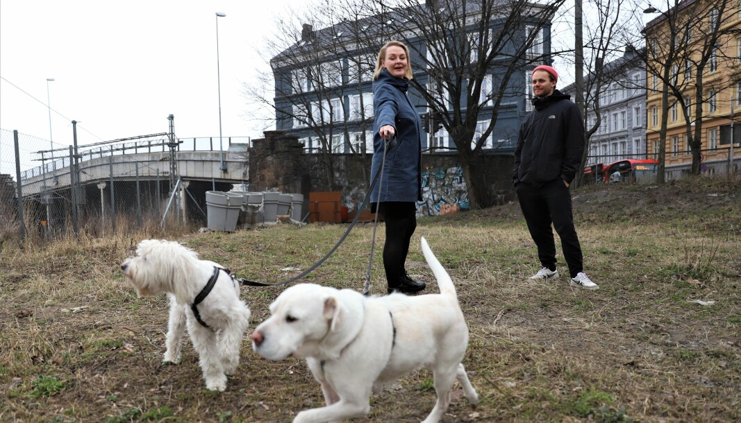 Naboene Marianne Melgaard og Sigurd Arntzen på tomta hvor de ikke vil at det skal bli en hundepark. De har målt at det er 14 meter fra muren i bakgrunnen til bygården de bor i. Bymiljøetaten målte samme avstand til 30 meter