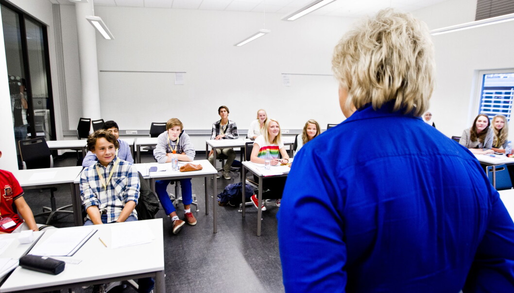Høyre-leder Erna Solberg hilser på en skoleklasse på Nydalen videregående skole. Høyre-leder Erna Solberg hilser på en skoleklasse på Nydalen videregående skole.