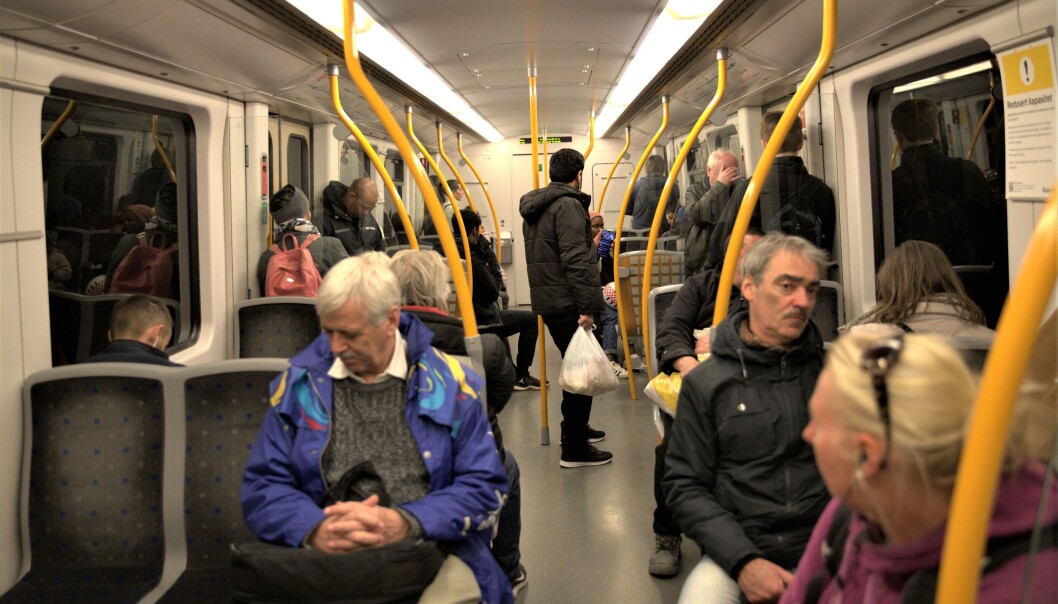Stadig oftere er det fullt på T-bane, buss og trikk og folk må vente til neste tur. Stadig oftere er det fullt på T-bane, buss og trikk og folk må vente til neste tur.
