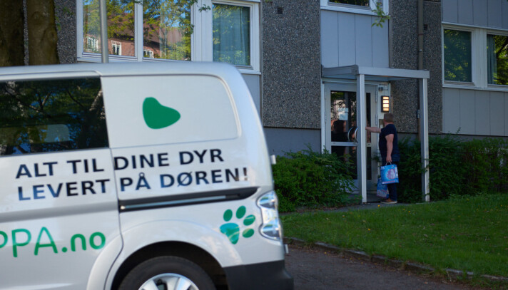 Fra sin nye el-varebil kommer Dyresjappa på døra med hundematen. Fra sin nye el-varebil kommer Dyresjappa på døra med hundematen.