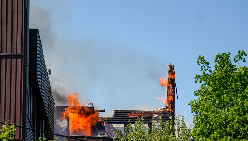 Ved 12.40-tiden lørdag brant det fortsatt kraftig i Stigenga på Haugenstua. Ved 12.40-tiden lørdag brant det fortsatt kraftig i Stigenga på Haugenstua.